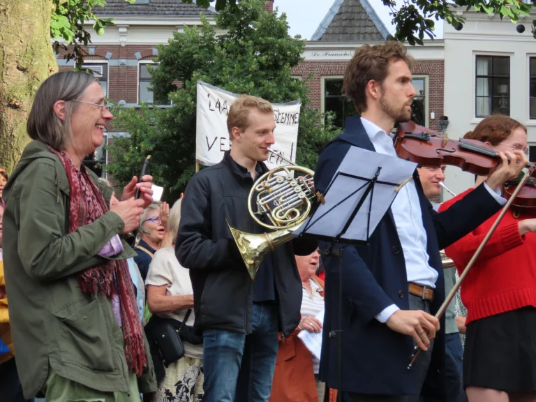 Orkestleden lachend © Bea, Bert en Cok